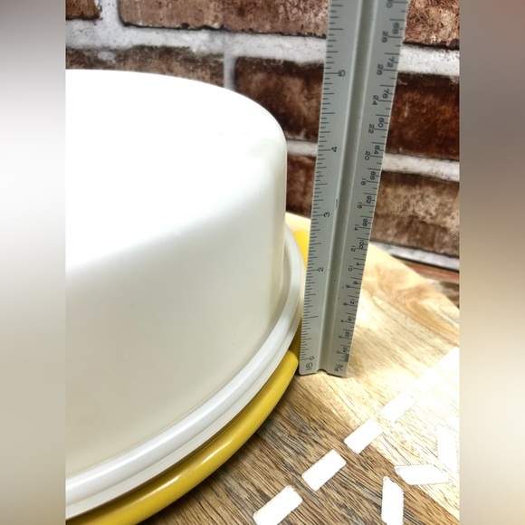 Vintage Tupperware Pie Taker  Harvest Yellow Gold - Picture 2 of 7